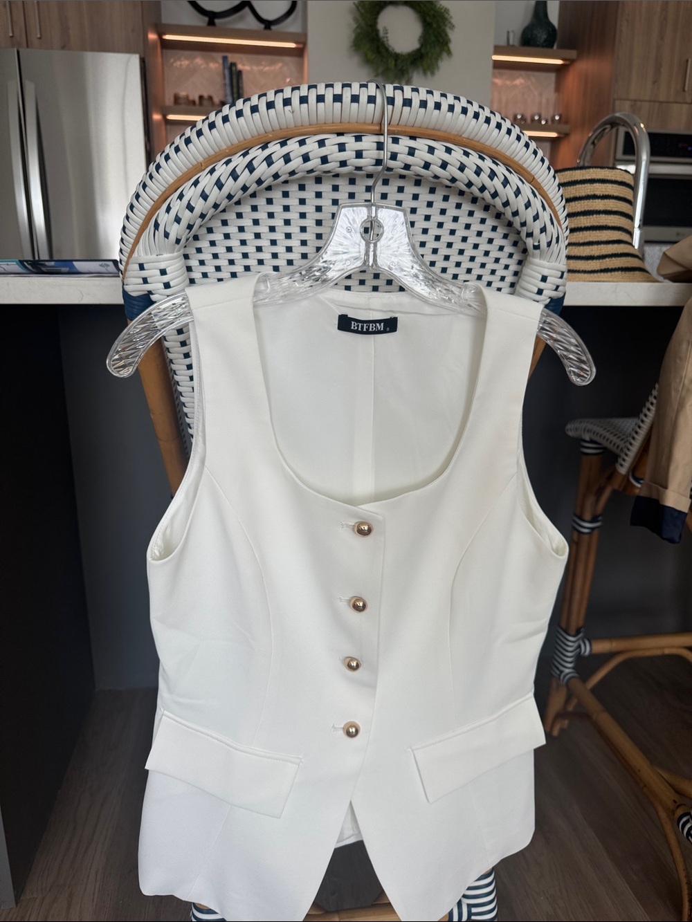 NWOT Ivory fitted sleeveless jacket 🤍🤍🤍